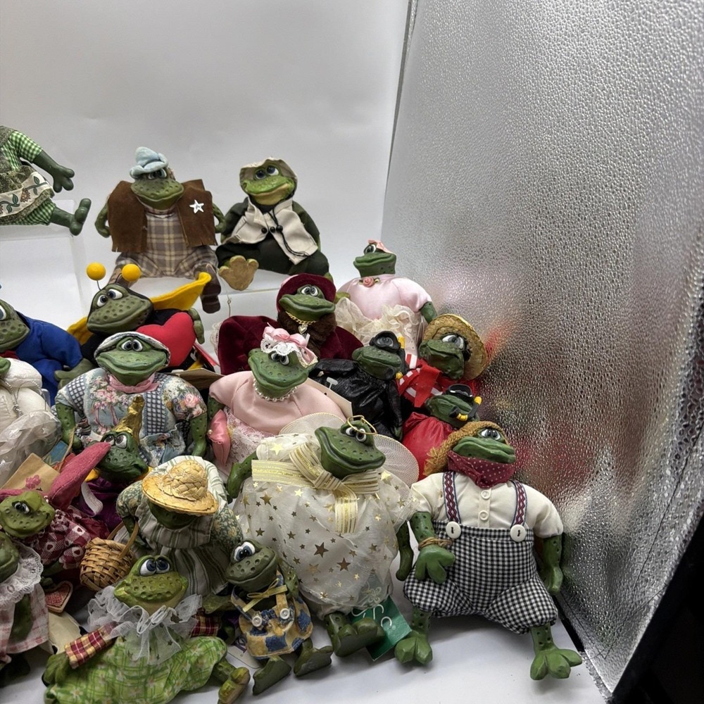 Vintage Russ Berrie Critter Lot Of 28 Resin Frog Plush Shelf Sitters - Picture 16 of 16